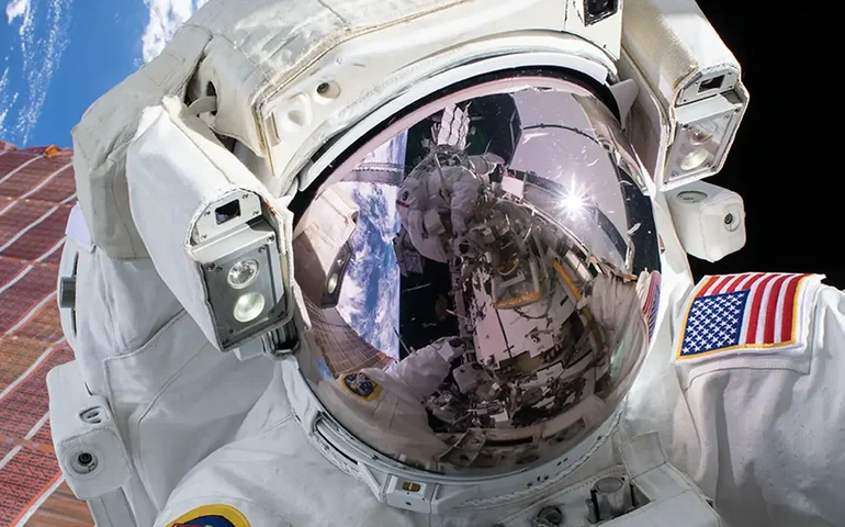 Astronautas da Nasa 'presos' no espaço realizam primeira caminhada espacial juntos