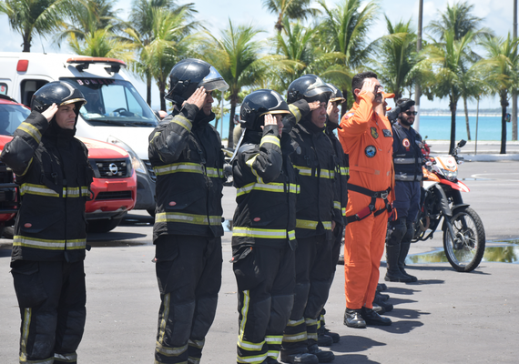 Corpo de Bombeiros de Alagoas presta homenagem a militares mortos em acidente no RS