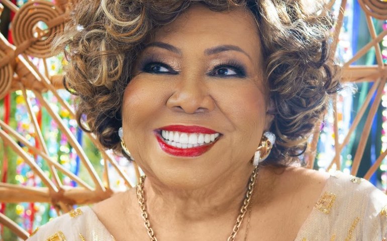 Alcione chega de surpresa em casa de fã em Campina Grande