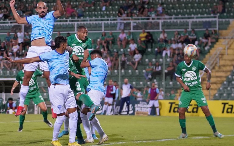 Guarani, com um jogador a mais, perde para Chapecoense e sai de campo debaixo de vaias
