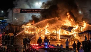 Noite de prejuízo no Mercado da Produção: incêndio destrói cerca de 50 barracas em Maceió