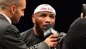 Yoel Romero e a faixa de João 3:16. - Foto: UFC