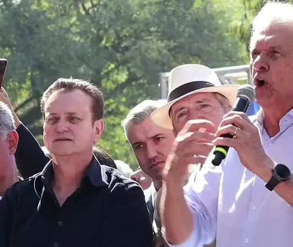 Caiado chama Flávio Bolsonaro de “frango de granja” e diz ser “galo de terreiro”.