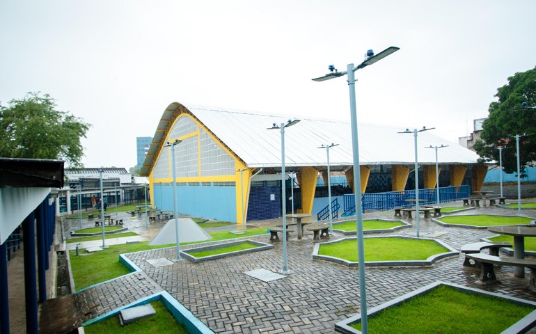 Governador Paulo Dantas entrega mais uma escola reformada e novo ginásio