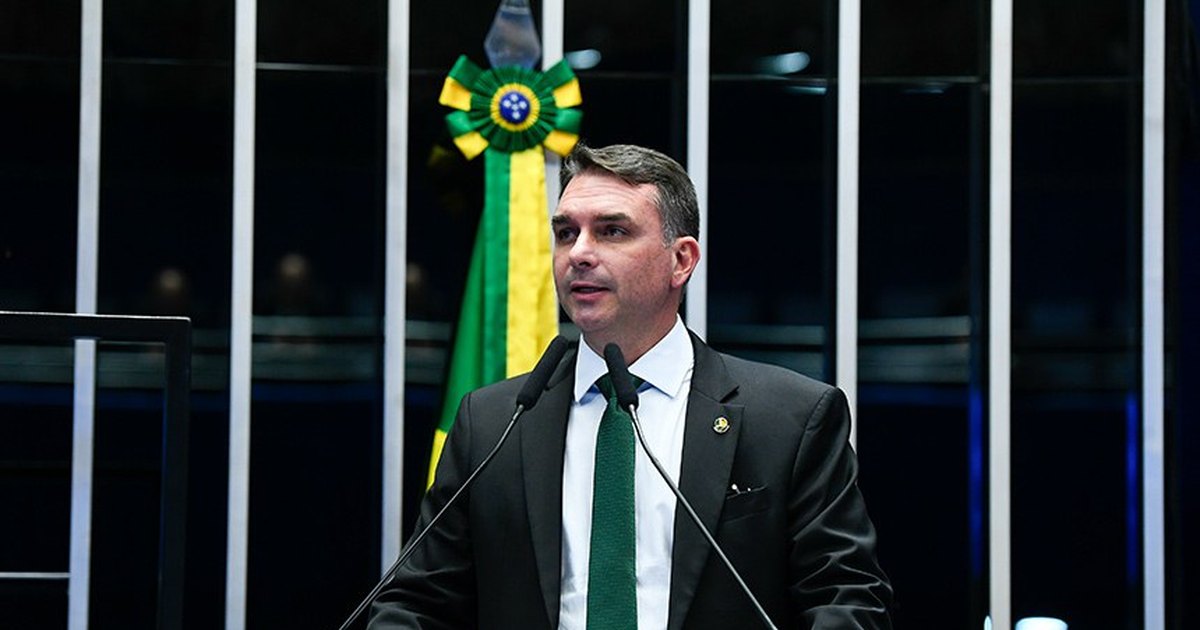 Flávio anuncia que Bolsonaro o escolheu como candidato a presidente da ...