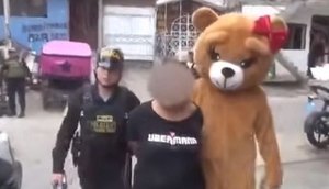 com-a-acao-aparentemente-amistosa-e-delicada-os-agentes-conseguiram-atrair-as-mulheres-para-fora-da-casa-pois-elas-achavam-que-ganhariam-um-presente-numa-acao-voluntaria-ac-16022024090151156 / Foto: Foto: reprodução R7/Flippar