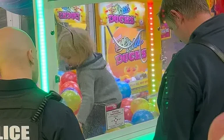 Criança presa em máquina de pegar bichinhos de pelúcia vive a melhor vida possível enquanto a polícia discute como resgatá-la