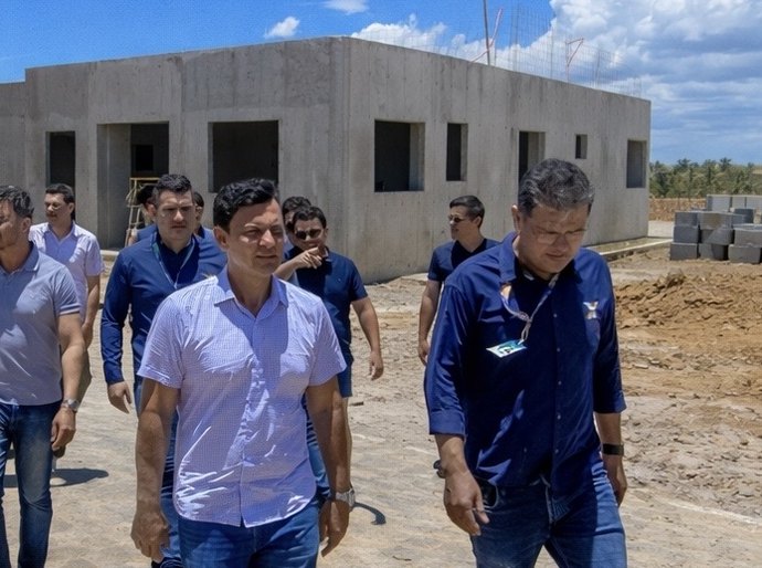 Prefeito Marcelo Beltrão realiza visita técnica com a Caixa às obras de 400 casas do Minha Casa, Minha Vida