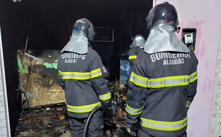 Corpo de Bombeiros combate três incêndios durante a madrugada desta terça-feira