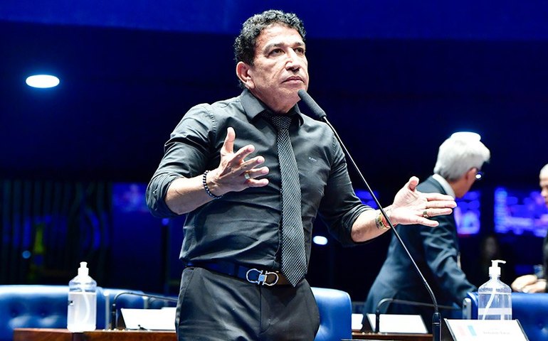 'O Supremo não é lugar de advogado', diz Magno Malta na sabatina de Zanin