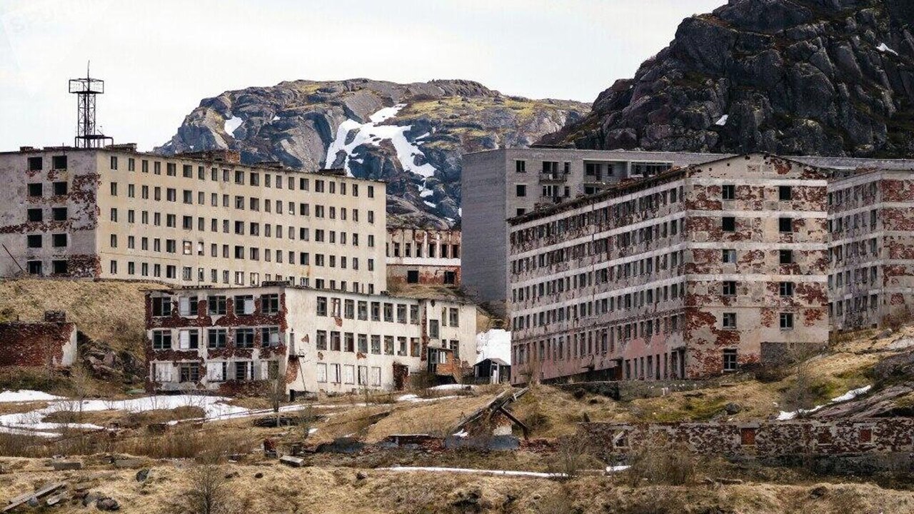 Edifícios abandonados permanecem vazios no norte do país, relembrando a vida que deixou a região