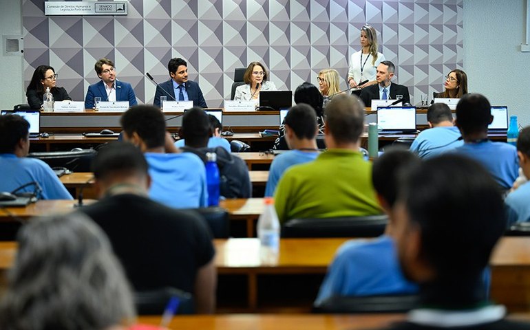 Debatedores discutem inclusão social e próteses para pessoas com deficiência
