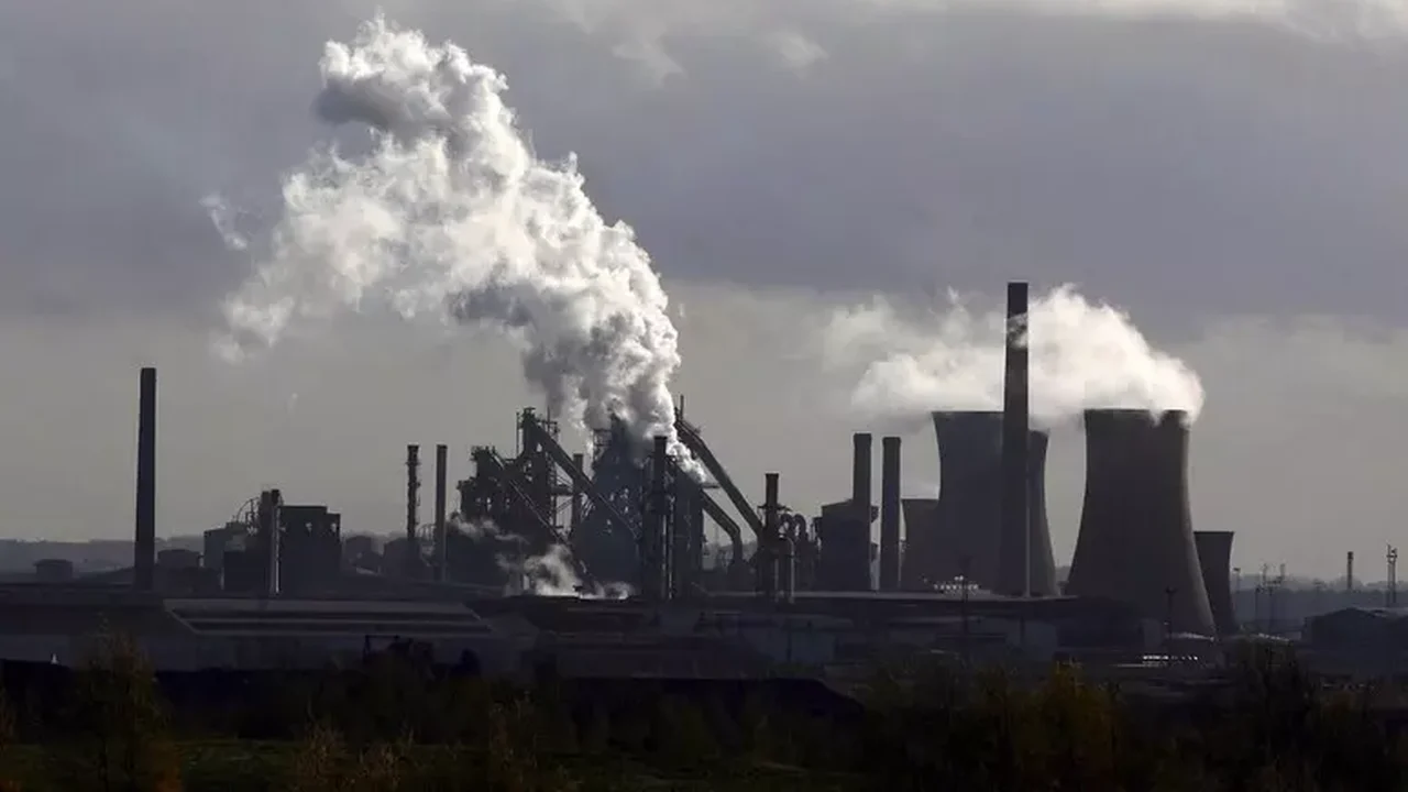 Indústria está 15% abaixo do pico registrado em maio de 2011, aponta IBGE