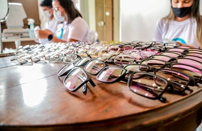 Prefeitura de Penedo e IGPS entregam óculos para população de baixa renda