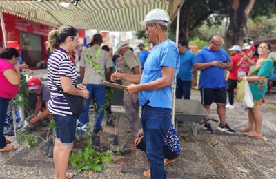 Em alusão ao Dia da Caatinga, Arapiraca realiza doações de mudas no Centro da cidade