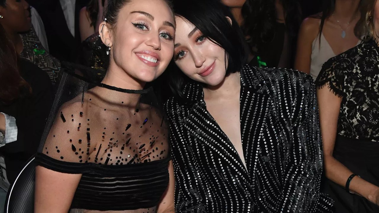 Noah Cyrus revelou já ter negado ser irmã de Miley: ‘Tirava minha identidade’