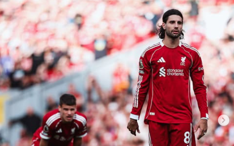 Bola parada decide, Liverpool bate o Arsenal no fim e assume a ponta isolada da Premier League