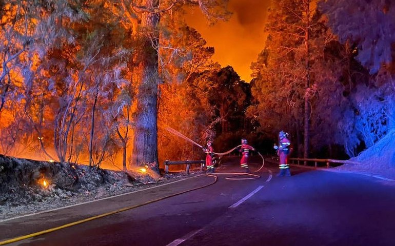 Após incêndios, nativos do Havaí realizam rituais para recuperar terra devastada pelo fogo