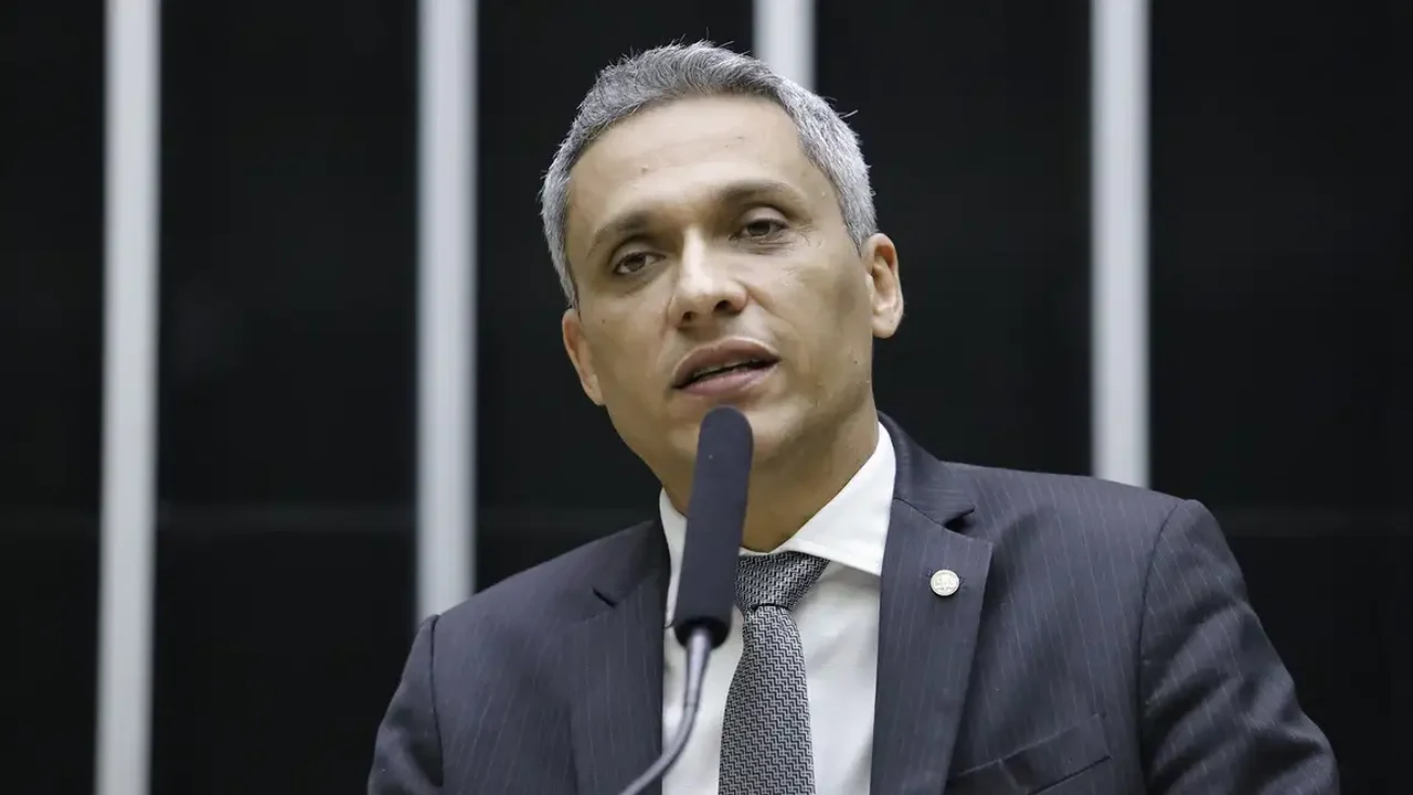 Câmara aprova suspensão de ação penal contra Gustavo Gayer no STF e consolida precedente do caso Ramagem