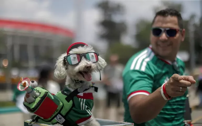 Venda de uniformes falsos mobiliza autoridades na capital mexicana