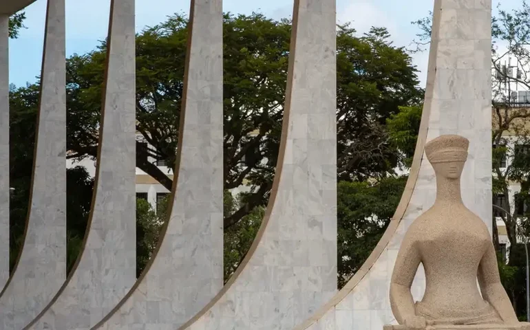 STF torna Eduardo Bolsonaro réu por coação no processo do pai