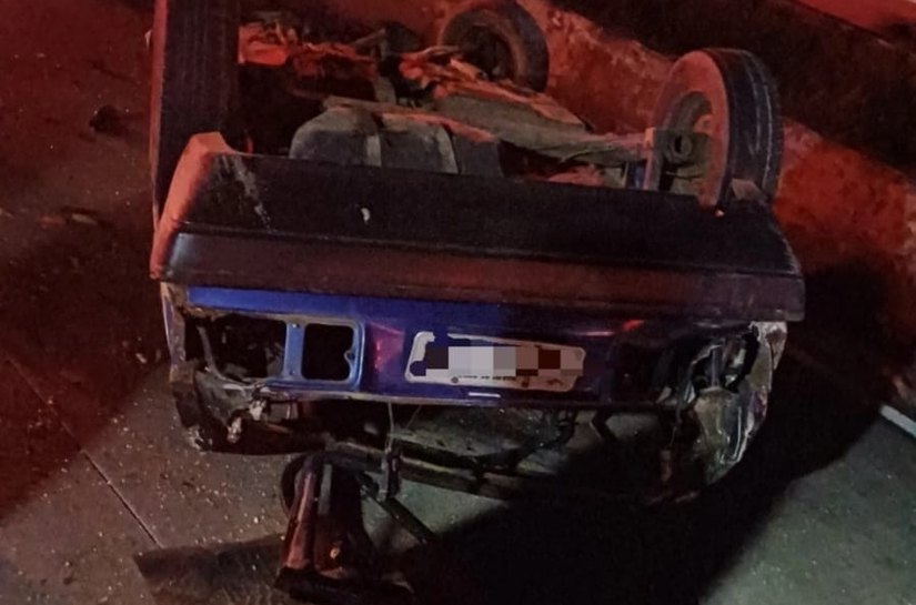 Carro capota e quatro pessoas ficam feridas, em Messias