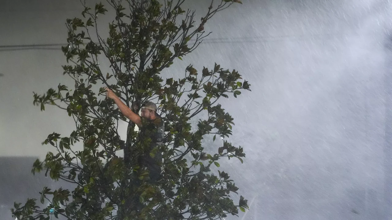 Furacão Milton provoca mortes e devastação no estado norte-americano da Flórida (VÍDEO)