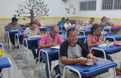 Estudantes do ensino de Jovens, Adultos e Idosos participam de avaliação de aprendizagem