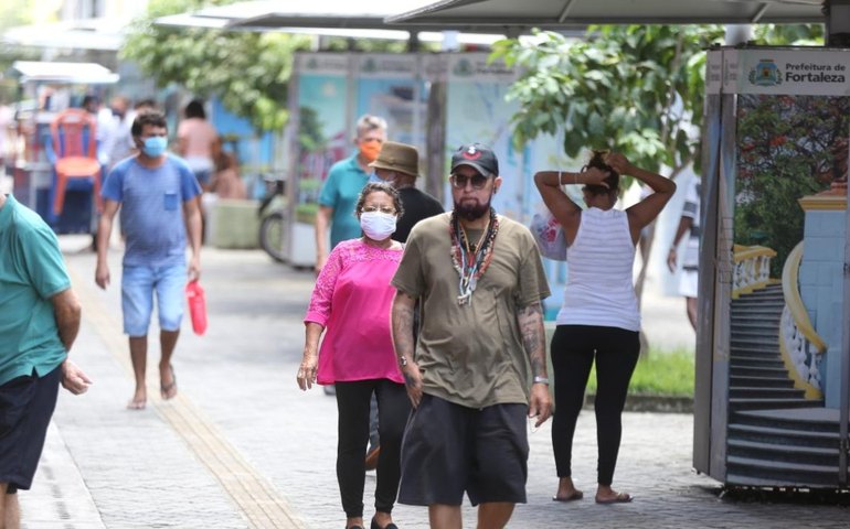Primeiro dia de volta às atividades em Fortaleza tem trânsito e aglomeração