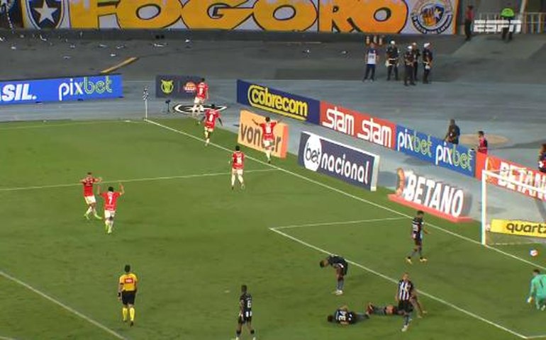 Internacional vence Botafogo fora e reduz diferença para Palmeiras para 8 pontos