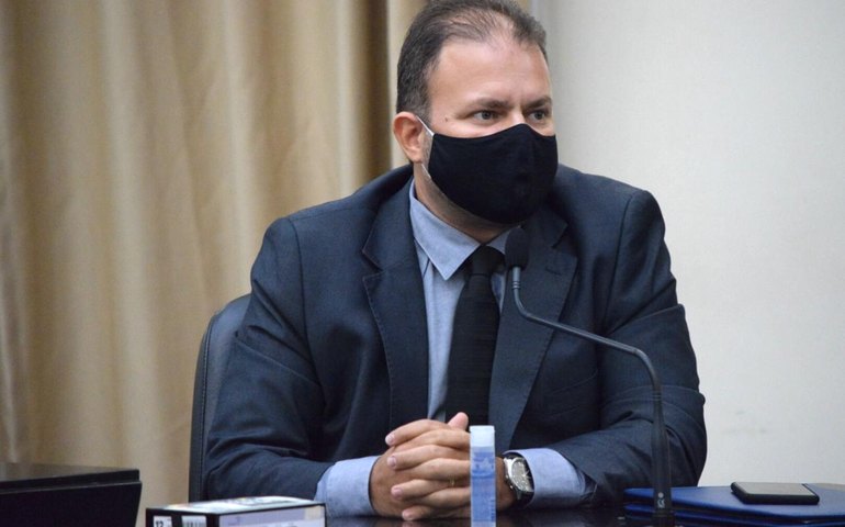 Léo Loureiro explica a contratação de leitos e número de respiradores no Estado