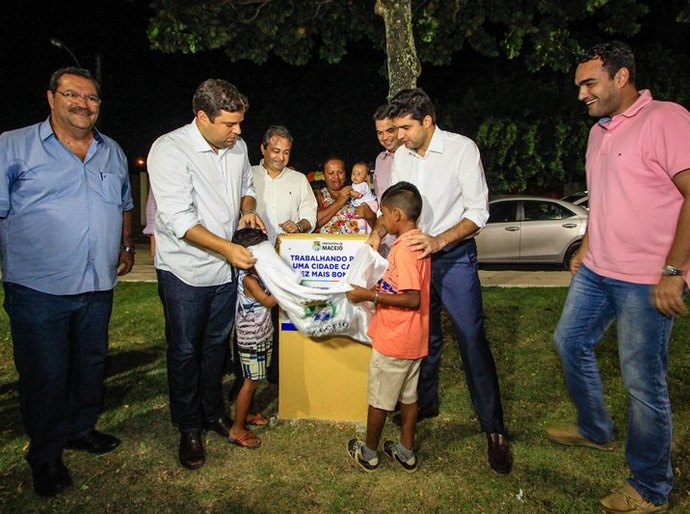 Rui Palmeira entrega revitalização de praça a comunidade de Riacho Doce
