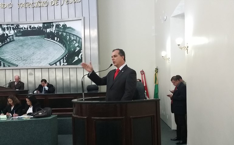 ‘O Governo precisa diminuir os gastos com helicópteros para investir na agricultura familiar’, disse Medeiros