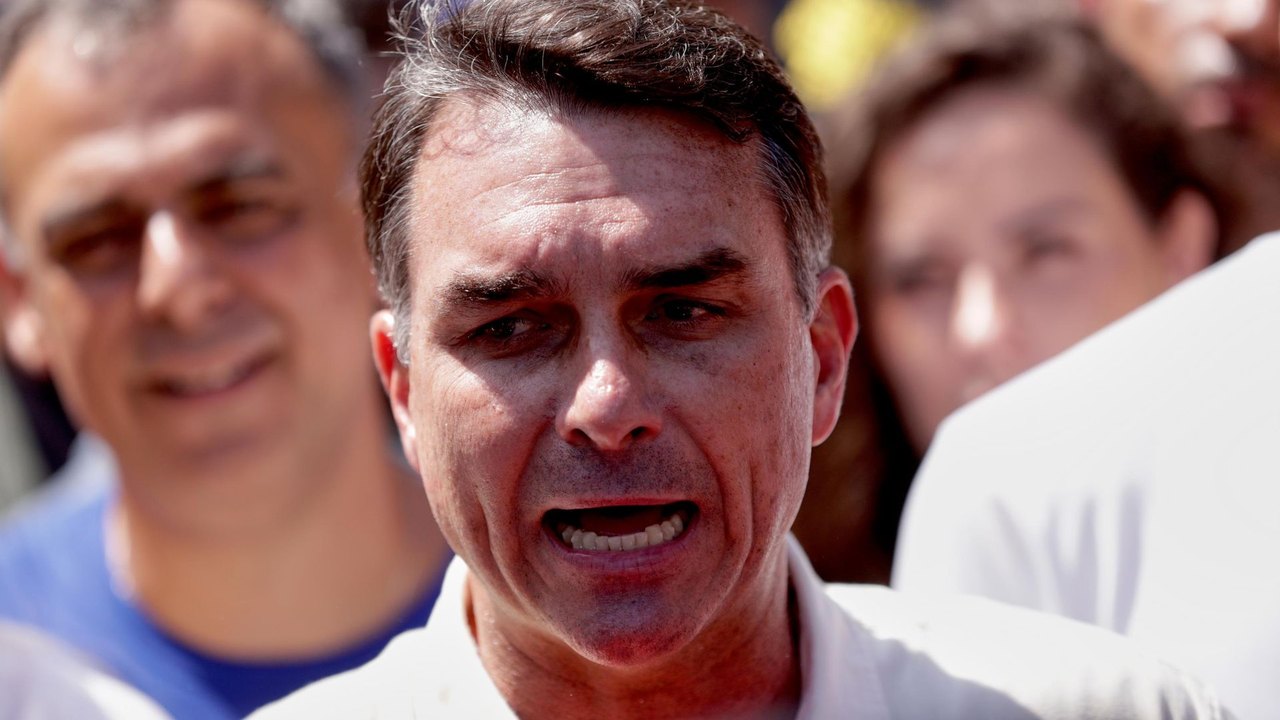 TSE determina que Flávio Bolsonaro apague vídeo enganoso sobre ato pró-Lula na Paulista