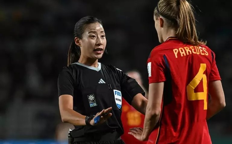 Árbitra de Espanha x Zâmbia se confunde ao anunciar decisão do VAR e viraliza; veja