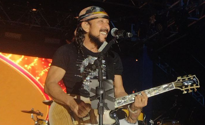O cantor de axé Bell Marques se apresenta em Maceió