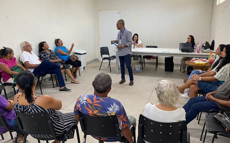 Proteção ao idoso: Prefeitura orienta grupo da terceira idade sobre golpes cibernéticos