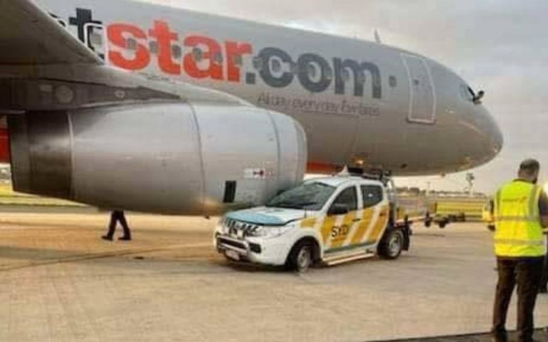 Carro é amassado por turbina de avião e acidente causa cancelamento de voos, na Austrália