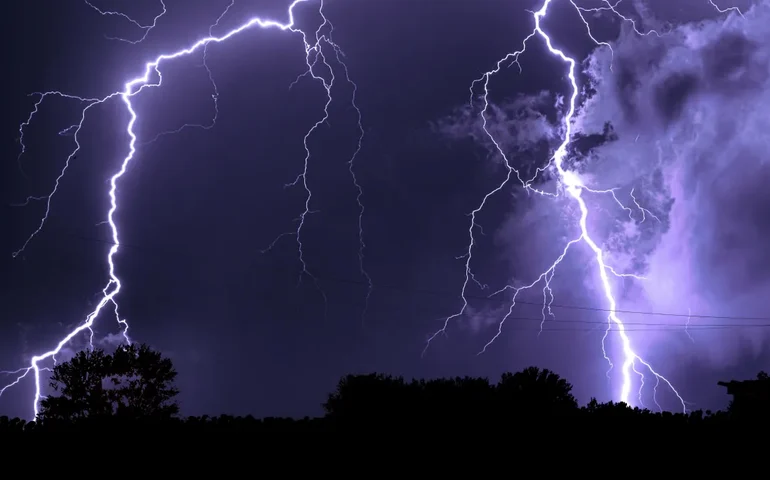 Piloto brasileiro mostra fenômeno raro de raios em avião