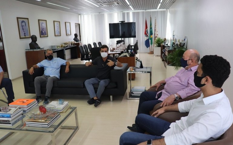 Lyra encerra agenda 2021 recebendo prefeito JHC