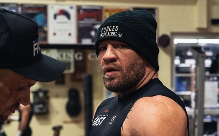 Homem tenta roubar relógio de Cornor McGregor, leva encarada e ganha autógrafo no fim