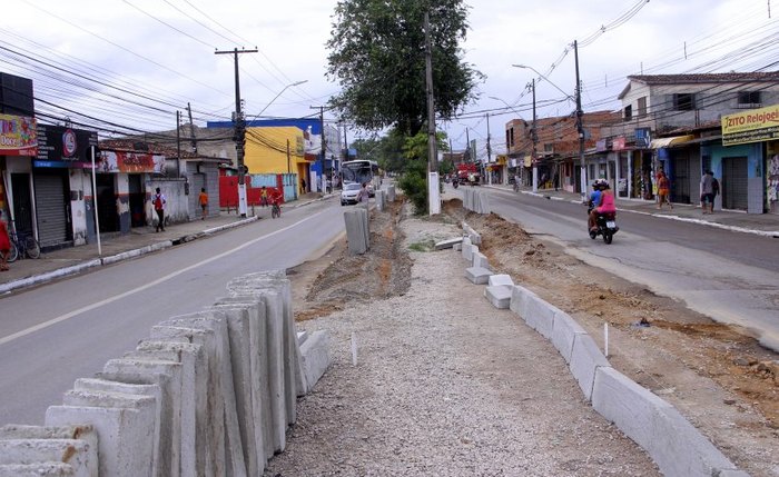 Canteiro central da Avenida Benedito Bentes  durante obras de revitalização do bairro