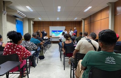 Ambulantes fazem capacitação sobre novas regras de comércio na faixa de areia