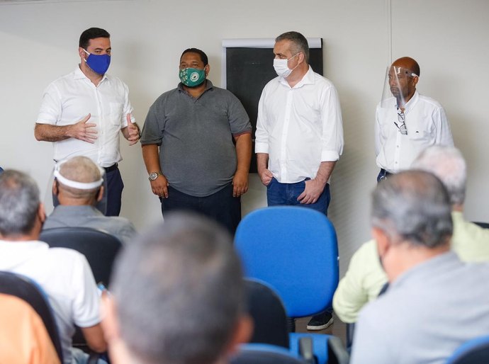 Alfredo Gaspar encontra taxistas de Maceió e recebe demandas da categoria