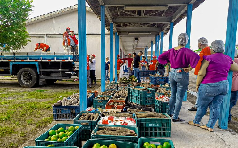MST doa mais de 3 toneladas de alimentos para famílias atingidas pelas chuvas em Atalaia (AL)
