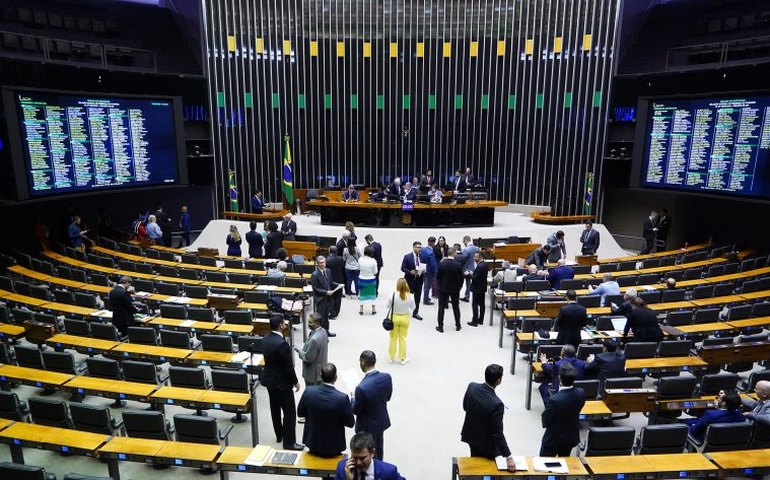 Aprovada urgência a projeto que cria protocolo para atender vítima de assédio em boate; acompanhe