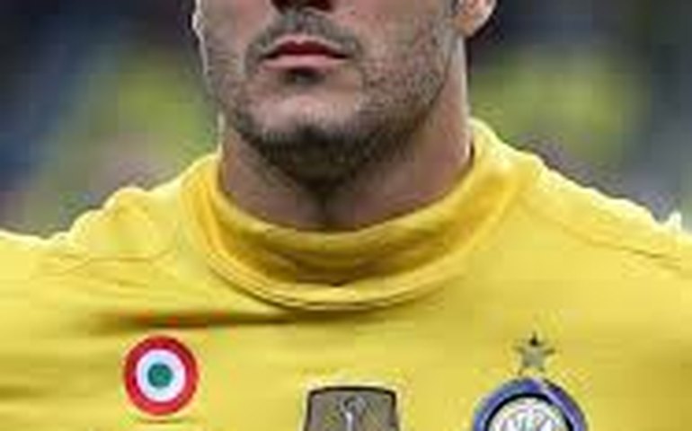 Ex-goleiro Júlio Cesar solta a voz no karaokê ao lado da filha e Susana Werner se diverte: 'Delícia de bagunça'