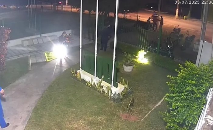Quando eles se encontram na frente do IML, os indivíduos voltaram a se agredir Quando eles se encontram na frente do IML, os indivíduos voltaram a se agredir