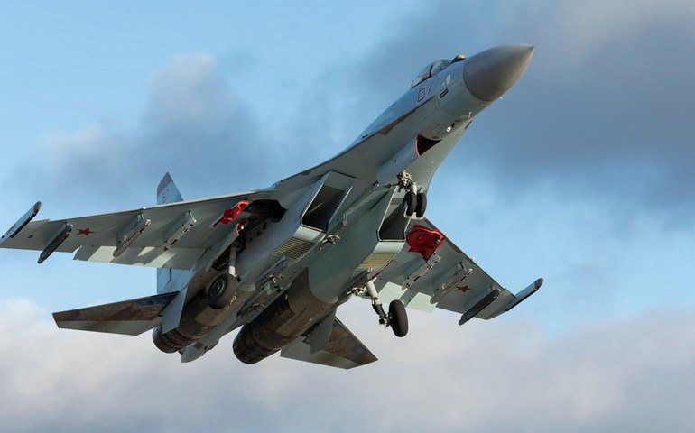 Grupo de acrobacia aérea russo Russkie Vityazi, em caças Su-35S, faz exibição espetacular na Malásia