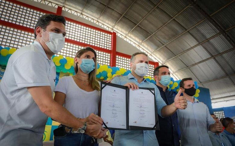 Batalha recebe maquinários e terá todas as ruas de barro pavimentadas pelo Governo do Estado